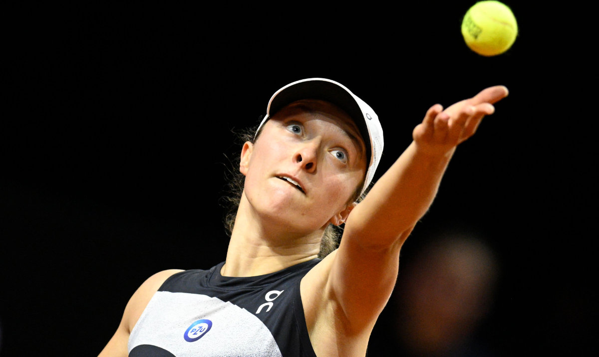 Iga Swiatek advances to Stuttgart quarterfinals, Coco Gauff out