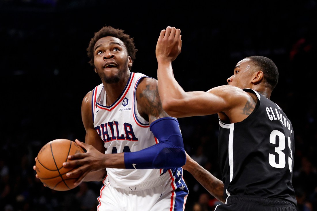 Paul Reed of the Philadelphia 76ers drives around Nic Claxton of the Brooklyn Nets during the second half of Game 4 of the Eastern Conference First Round Playoffs at Barclays Center on Saturday in the Brooklyn borough of New York City. (GETTY IMAGES NORTH AMERICA /AFP)