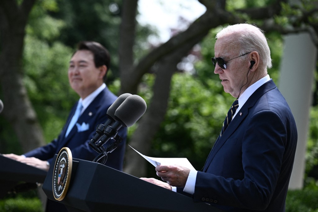 US President Joe Biden spotted with cheat sheet, revealing prior knowledge of journalist’s question