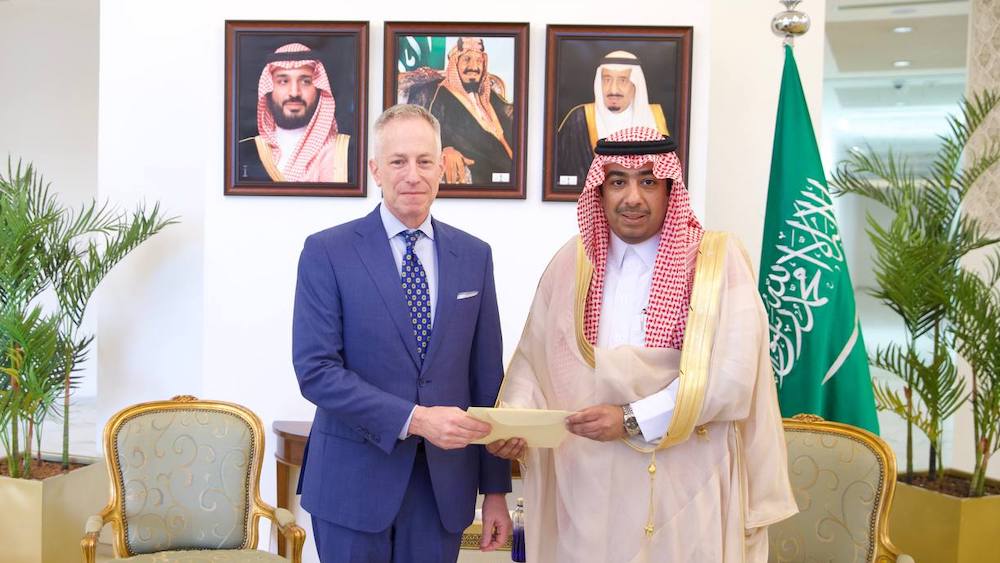 Saudi Arabia’s Undersecretary for Protocol Affairs, Abdulmajeed Al-Smari receives copy of the credentials of the US Ambassador to the Kingdom, Michael Ratney (TWITTER/ @KSAMOFA)