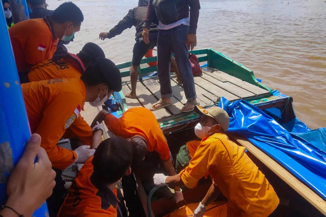 Rescue workers moving victim's bodies after a passenger boat overturned shortly after leaving Tembilahan port in Indragiri Hilir Regency a day earlier. (AFP)