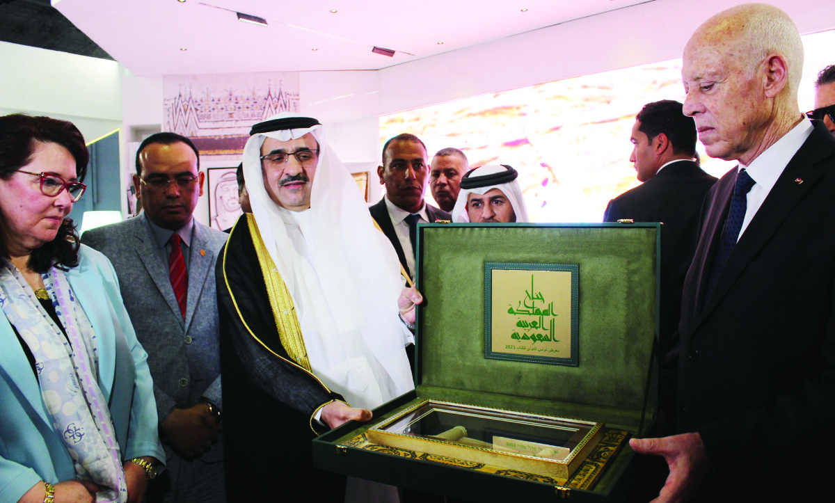 Tunisian President Kais Saied (right) receiving a memento during his visit to the Saudi Pavilion at the 37th Tunis International Book Fair. (SPA)