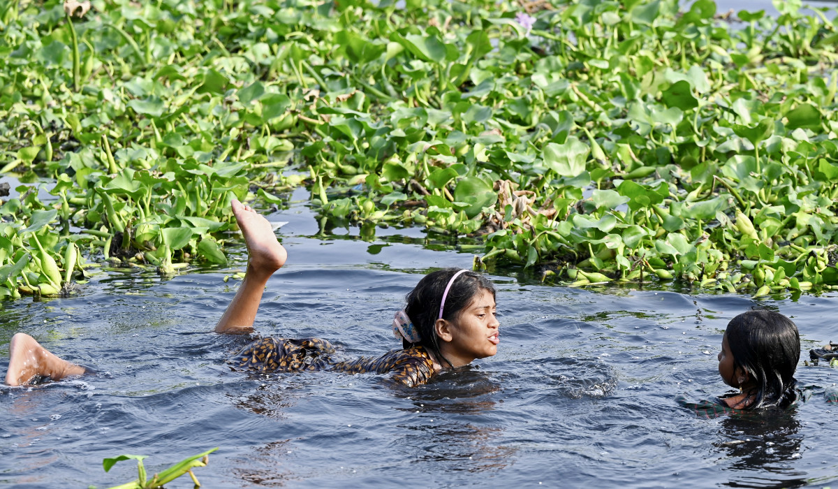 Children take bath in Buriganga river on a hot summer day in Dhaka on April 19, 2023. (AFP)