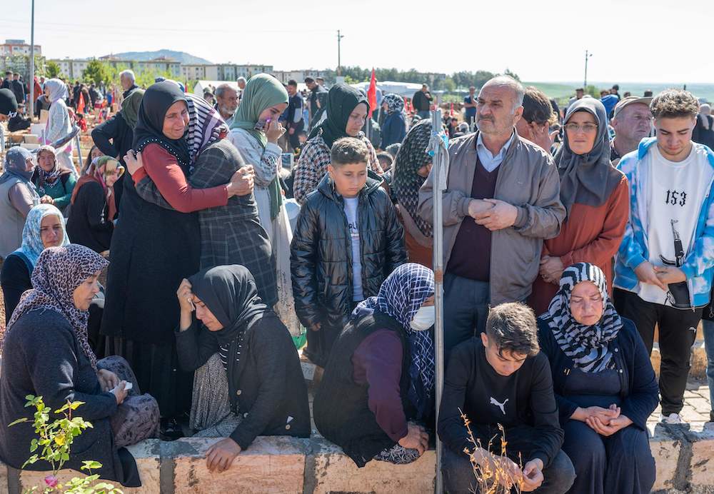 People mourn the victims at the burial site in the earthquake-hit Adiyaman, on April 21, 2023. (AFP)
