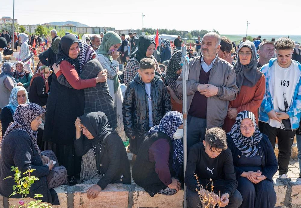 People mourn the victims at the burial site in the earthquake-hit Adiyaman, on April 21, 2023. (AFP)