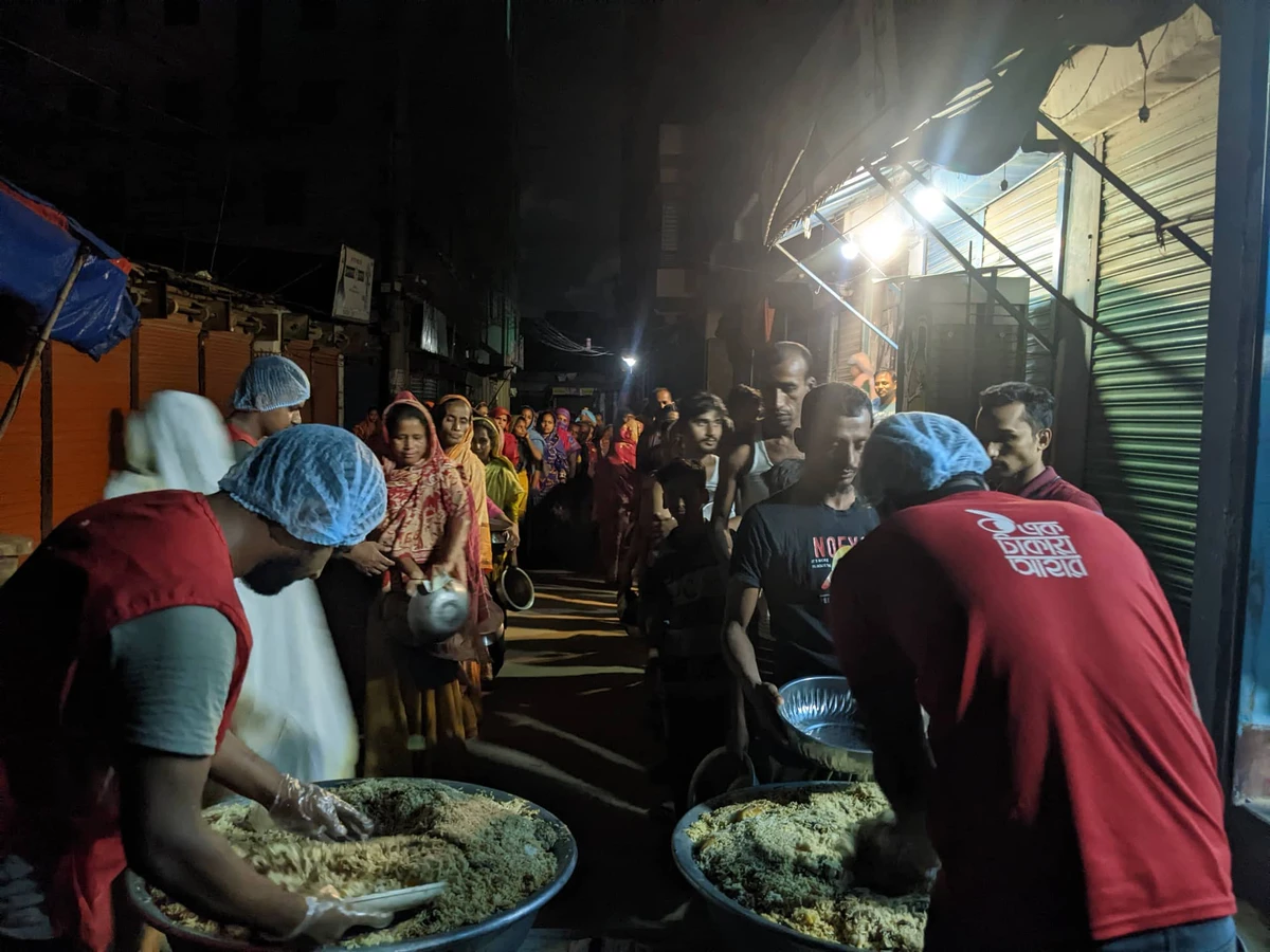 Volunteers distribute food among the poor during the holy month of Ramadan in Dhaka, Bangladesh, on March 31, 2023. (AN Photo)