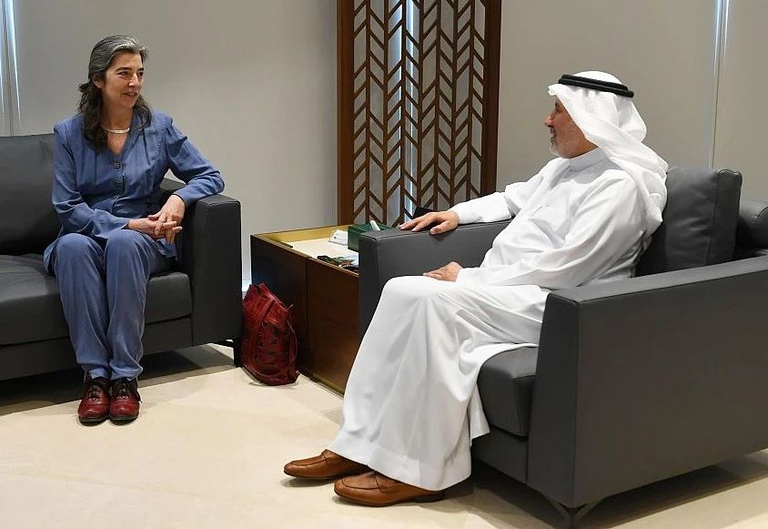 Dr. Abdullah Al-Rabeeah meets with Gwyneth Kutz at KSrelief headquarters in Riyadh. (SPA)