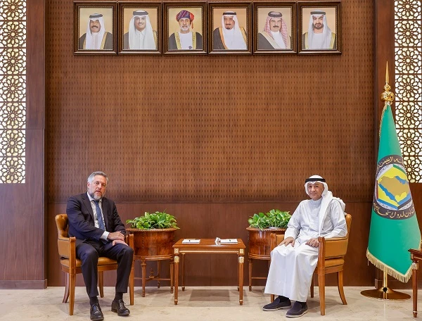 Secretary-General of the Gulf Cooperation Council Jasem Albudaiwi (R) on Monday met EU Ambassador to Saudi Arabia Patrick Simonnet in Riyadh. (SPA)