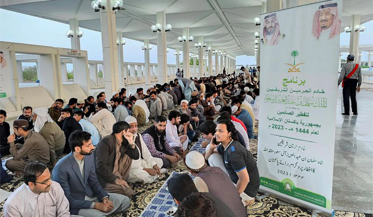 Saudi Ministry of Islamic Affairs, Dawah and Guidance launches King Salman's iftar program and distributes dates and copies of the Quran. (SPA)