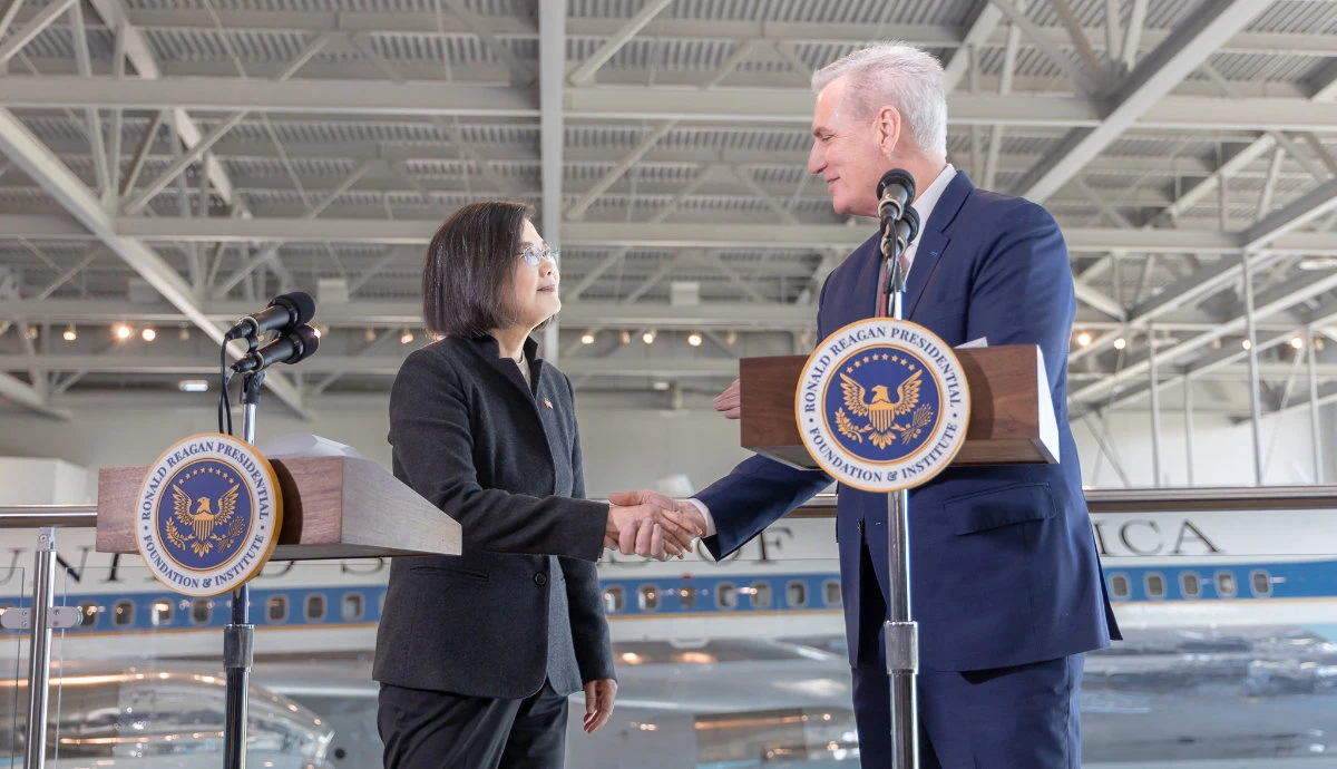 Taiwan's President Tsai Ing-wen and US Speaker of the House Kevin McCarthy meeting at the Ronald Reagan Presidential Library in Simi Valley, California, on April 6, 2023. (Taiwan Presidential Office/Handout via REUTERS)