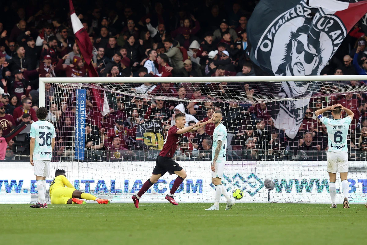 Salernitana's Antonio Candreva celebrates after scoring his side's equalizer at the end of the Italian Serie A soccer match between Salernitana and Inter Milan at the Arechi stadium in Salerno, Italy on April 7, 2023. (AP)
