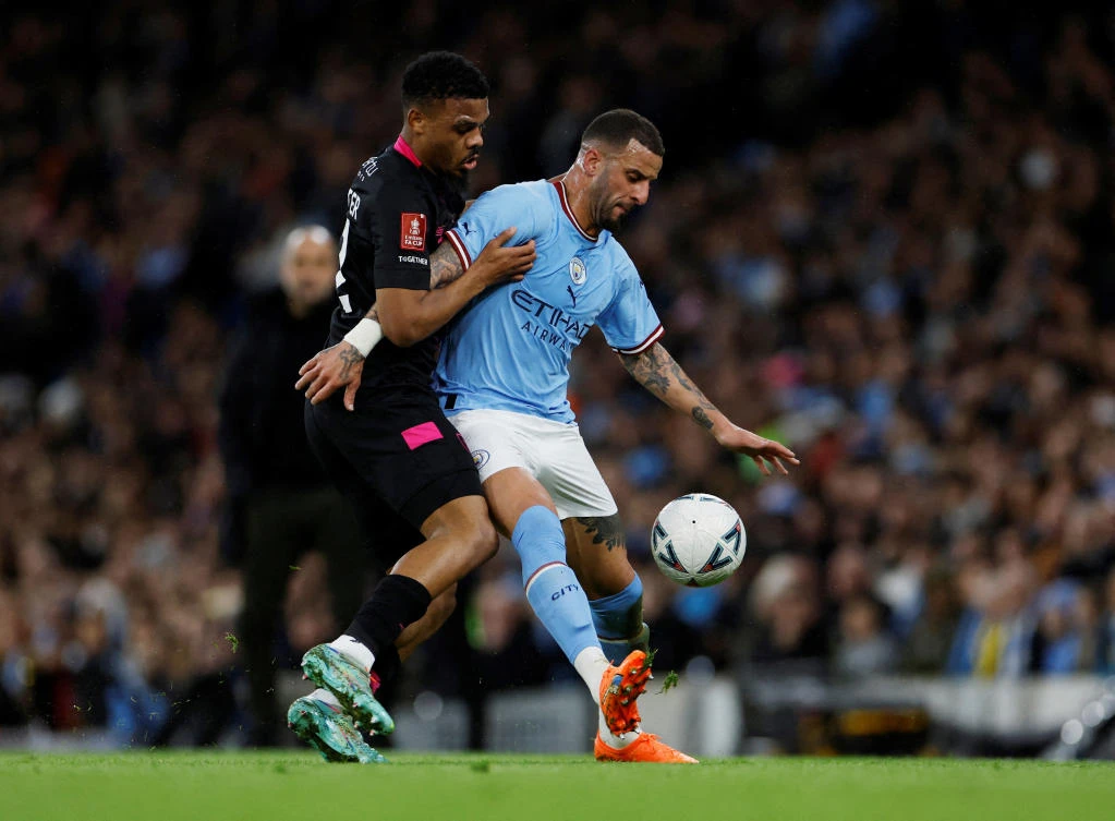 Guardiola says Walker cannot play in City’s current system