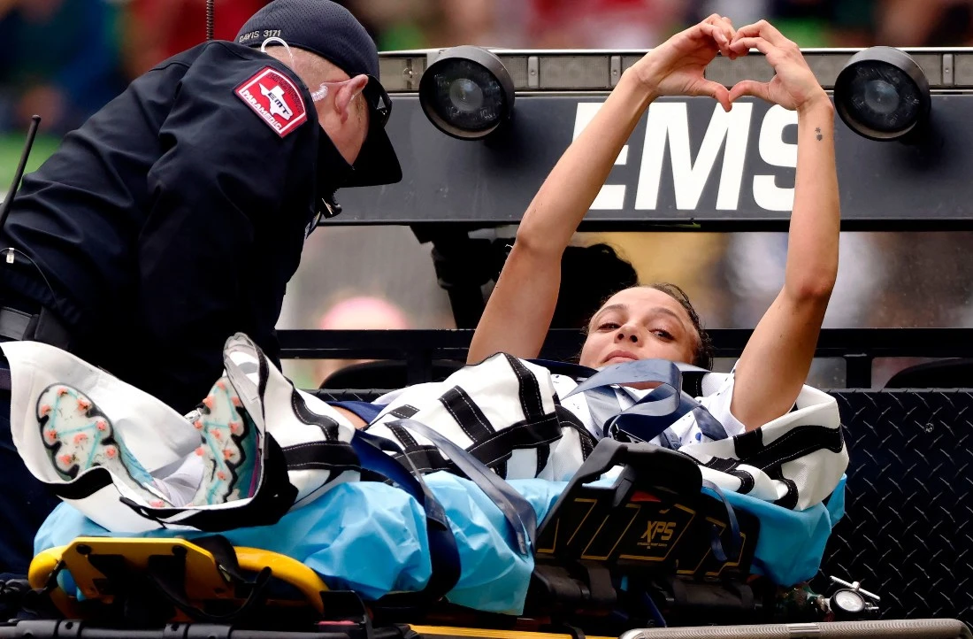 Mallory Swanson of the US makes a heart with her hands for the fans after being injured against the Ireland during the first half of an international friendly at Q2 Stadium on Saturday in Austin, Texas. (GETTY IMAGES NORTH AMERICA / AFP)