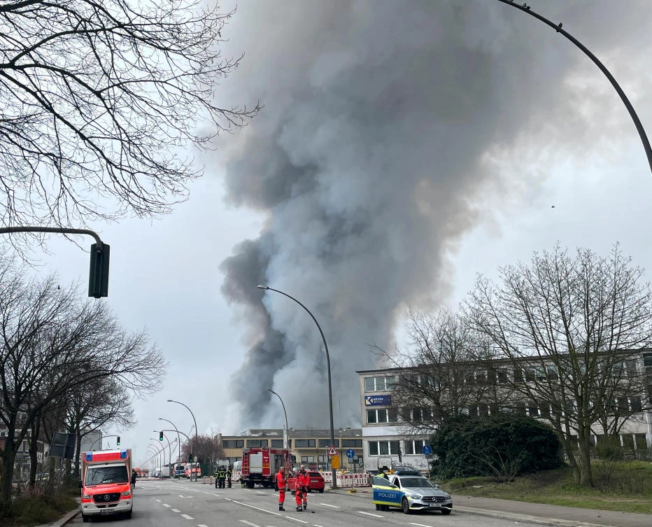 Heavy smoke rises during a major fire in Hamburg-Rothenburgsort, Germany, April 9, 2023. (Reuters)
