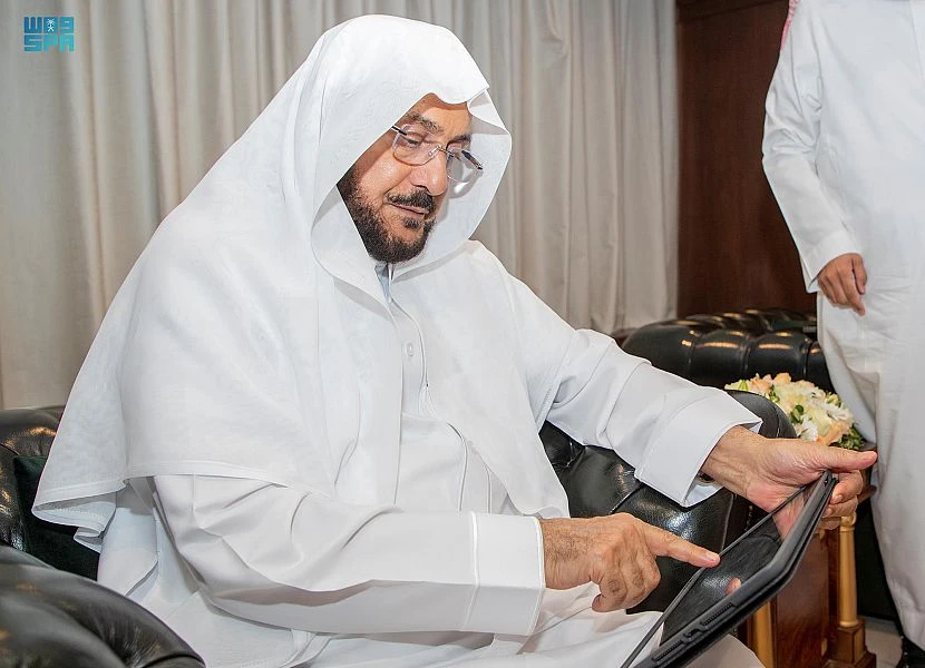 The Saudi Minister of Islamic Affairs inaugurated the electronic portal of the ministry’s branch, the Tarassul program for electronic transactions, as well as a smart mosque project. (SPA)