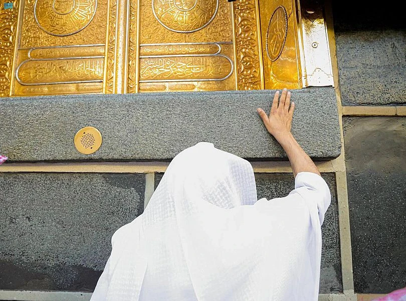 Sheikh Abdulrahman Al-Sudais, the president of the General Presidency for the Affairs of the Two Holy Mosques, perfumes the Kaaba at the Grand Mosque. (SPA)