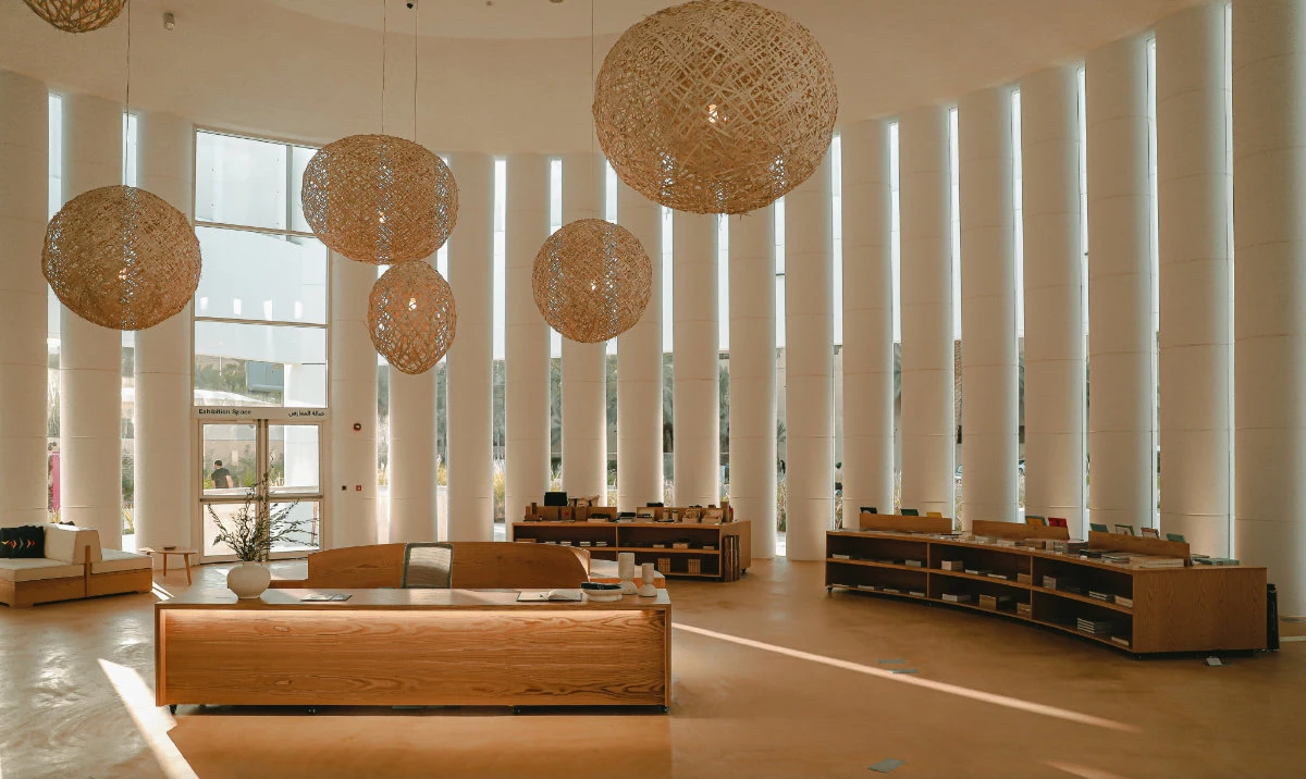 The exhibition conveys the artists’ personal stories through pieces. (Twitter/@mocsaudi_en)