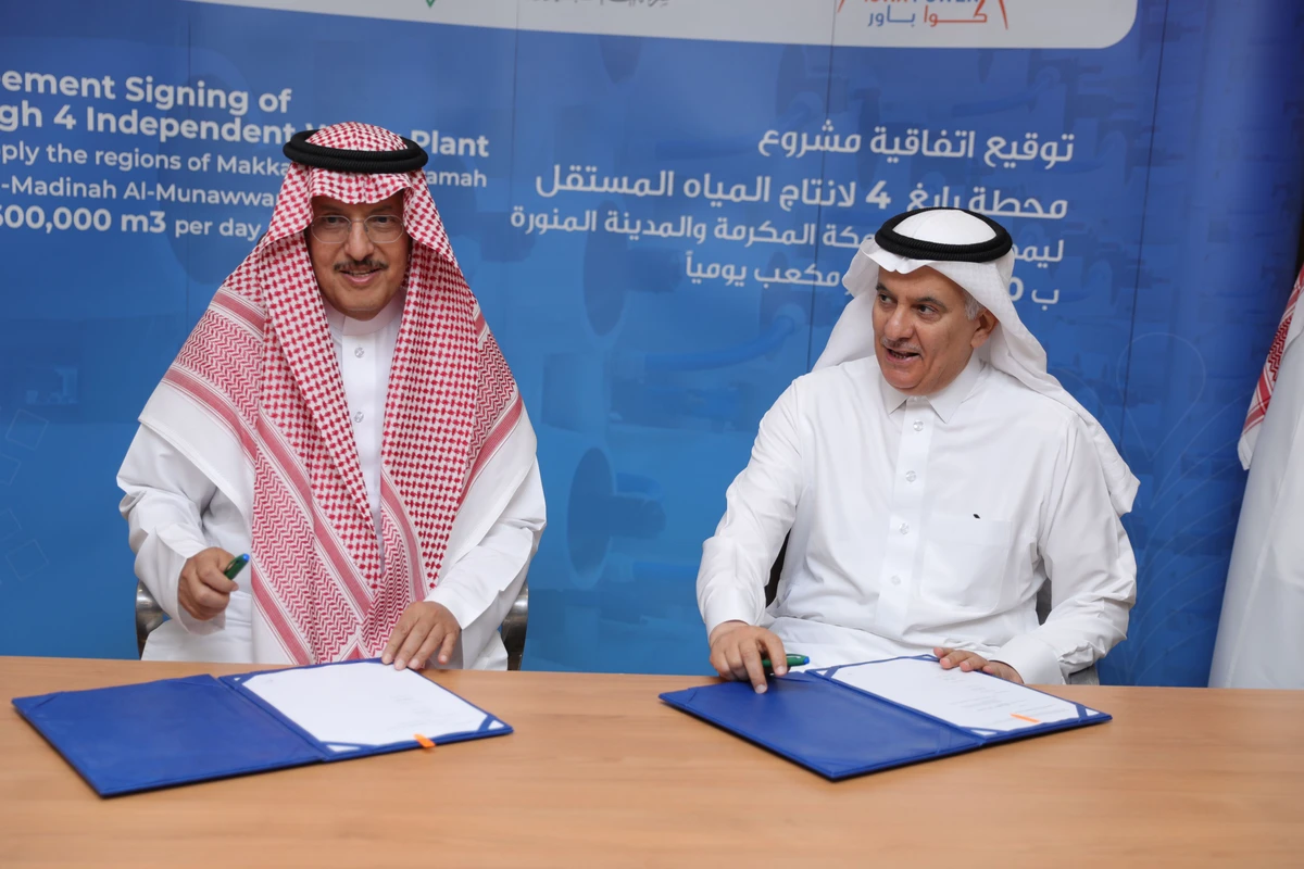 The agreements were signed by Abdulrahman bin Abdulmohsen Al-Fadhli, Minister of Environment, Water and Agriculture with Chairman of the SWPC, and Mohammad Abunayyan, Chairman of ACWA Power. (Supplied)