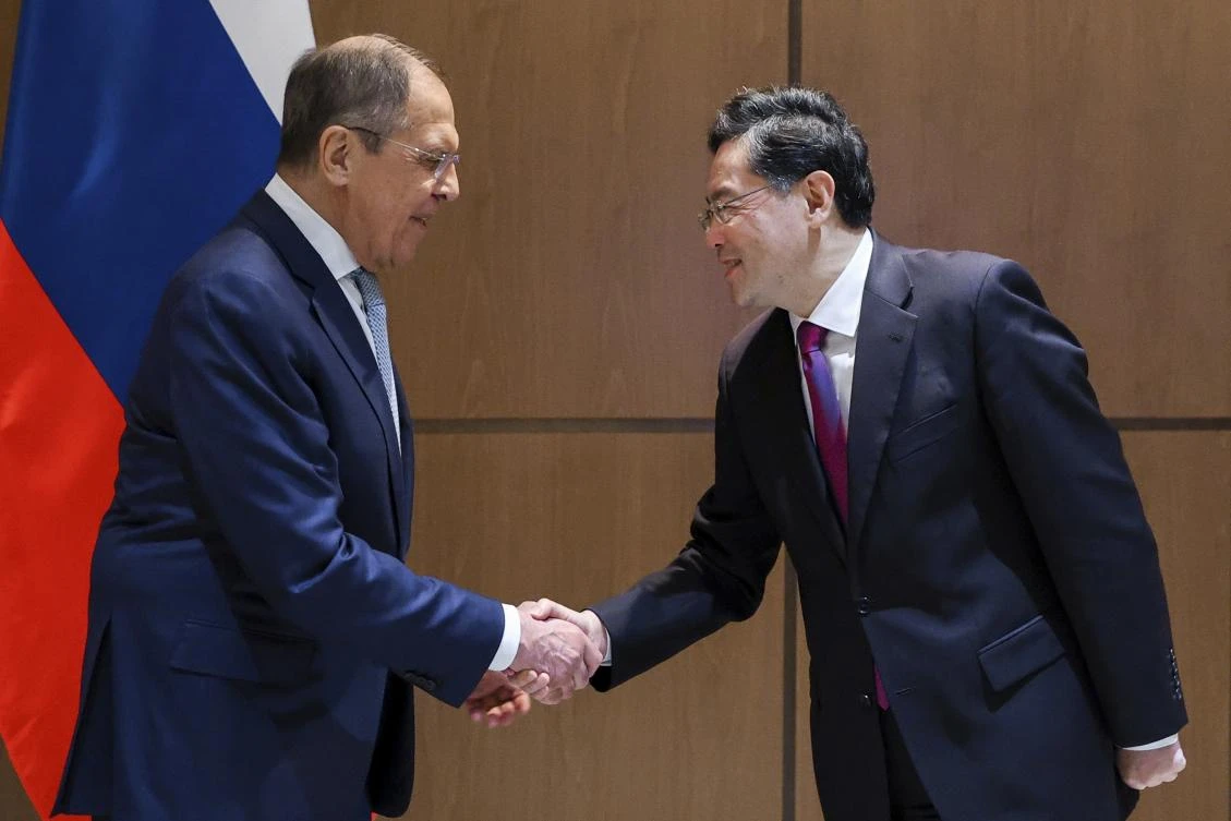 In this handout photo released by Russian Foreign Ministry Press Service, Russian Foreign Minister Sergey Lavrov and Chinese Foreign Minister Qin Gang greet each other on the sideline of a ministerial meeting in Samarkand, Uzbekistan on Apr. 13, 2023. (AP)
