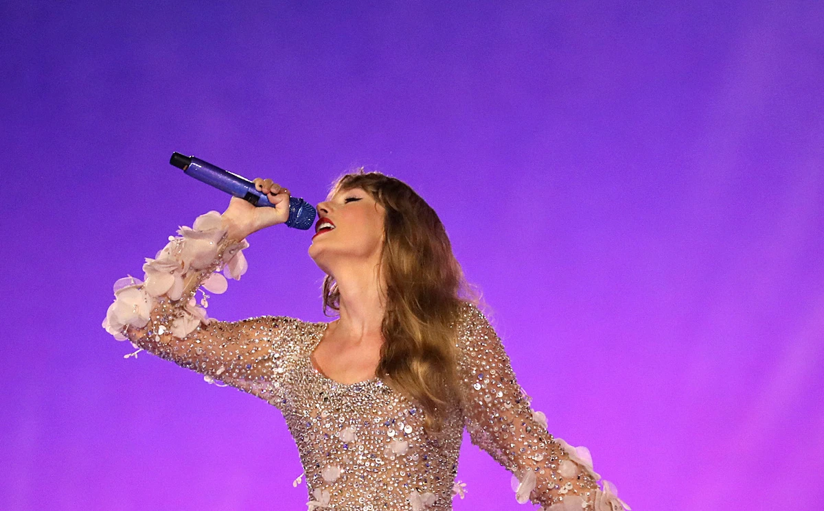 The Grammy-winning singer wore a gold embellished gown with floral tulle detailing on a floor-length dress. (Getty Images)