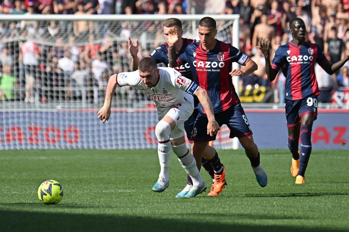 AC Milan’s Croatian forward Ante Rebic is challenged by Bologna’s Argentinian midfielder Nicolas Dominguez during their Italian Serie A match at the Renato-Dall’Ara stadium in Bologna, on Apr. 15, 2023. (AFP)