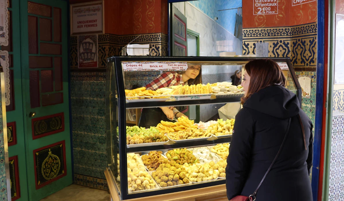 Oriental pastries in the Paris Mosque’s tea room. (Photo by Anne Ilcinkas)