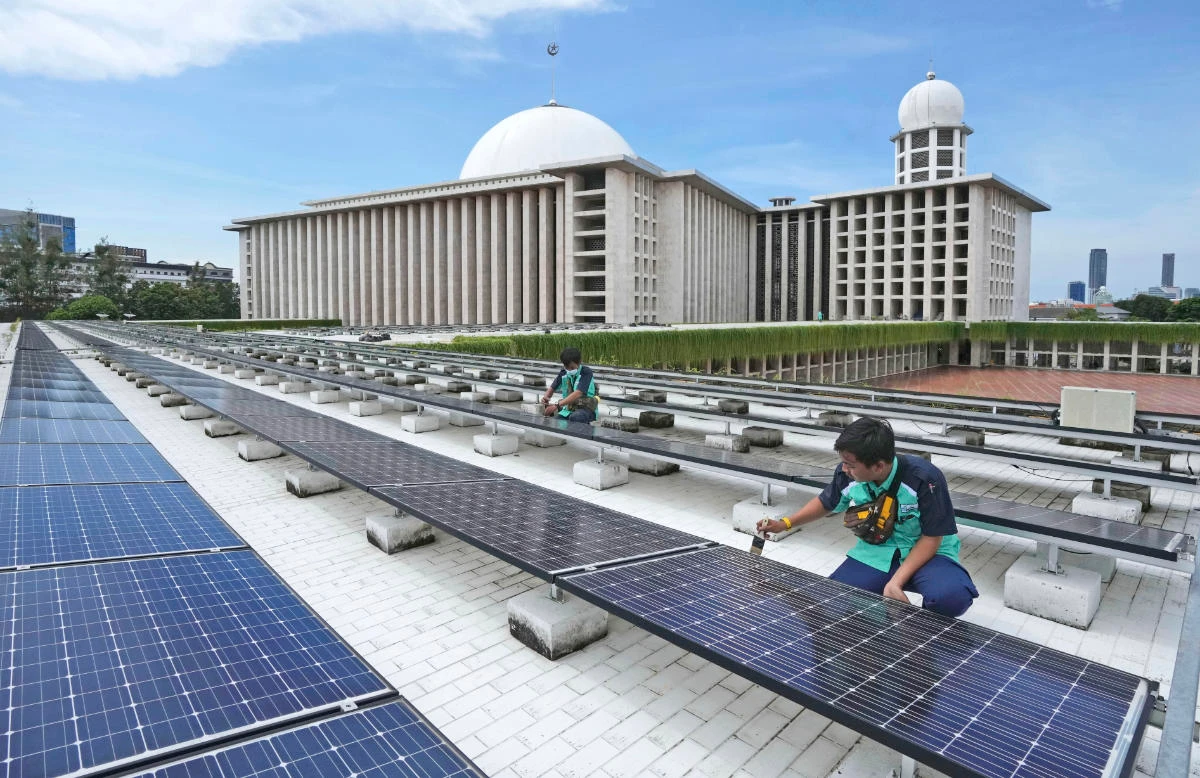 Workers perform maintenance work on solar panels that provide partial electrical power to Istiqlal Mosque in Jakarta, Indonesia, Wednesday, March 29, 2023. (AP)