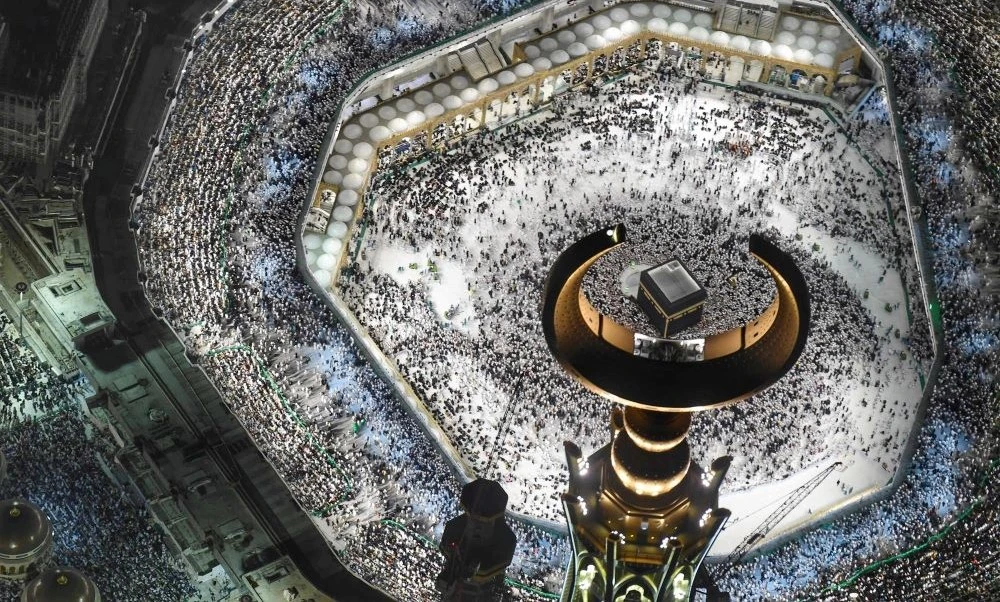 Muslim pilgrims perform Umrah at the Grand Mosque during the holy month of Ramadan, in the holy city of Makkah, Saudi Arabia, April 16, 2023. (Reuters)