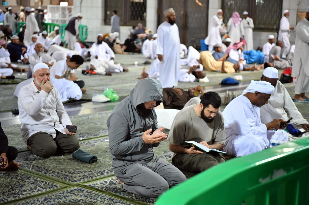 Muslims pray at the Prophet's Mosque in Madinah during the last hours of fasting on Thursday. (SPA)