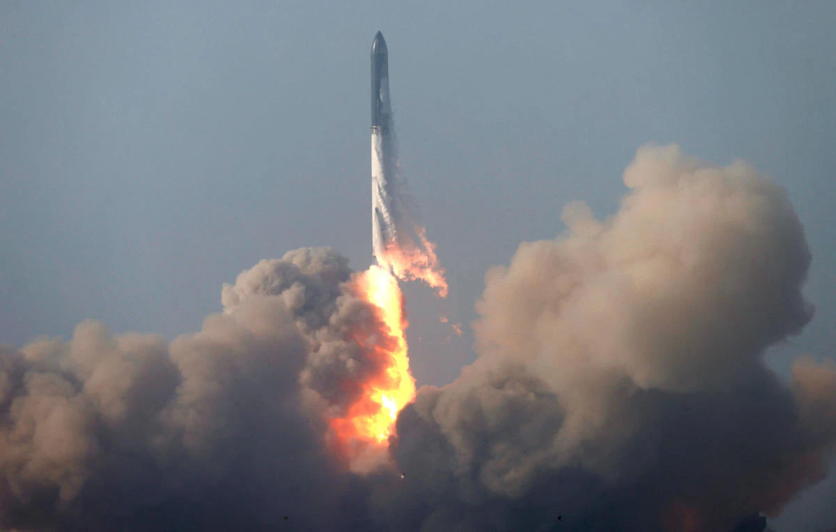 SpaceX's next-generation Starship spacecraft atop its powerful Super Heavy rocket lifts off from the company's Boca Chica launchpad on a brief uncrewed test flight near Brownsville, Texas, US April 20, 2023. (REUTERS)
