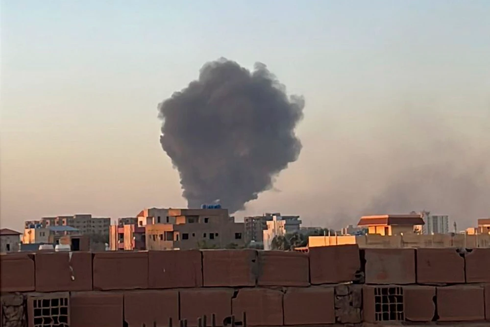 British officials were setting up an emergency operation to extricate several hundred people trapped in the north African country following the outbreak of hostilities. (AP)