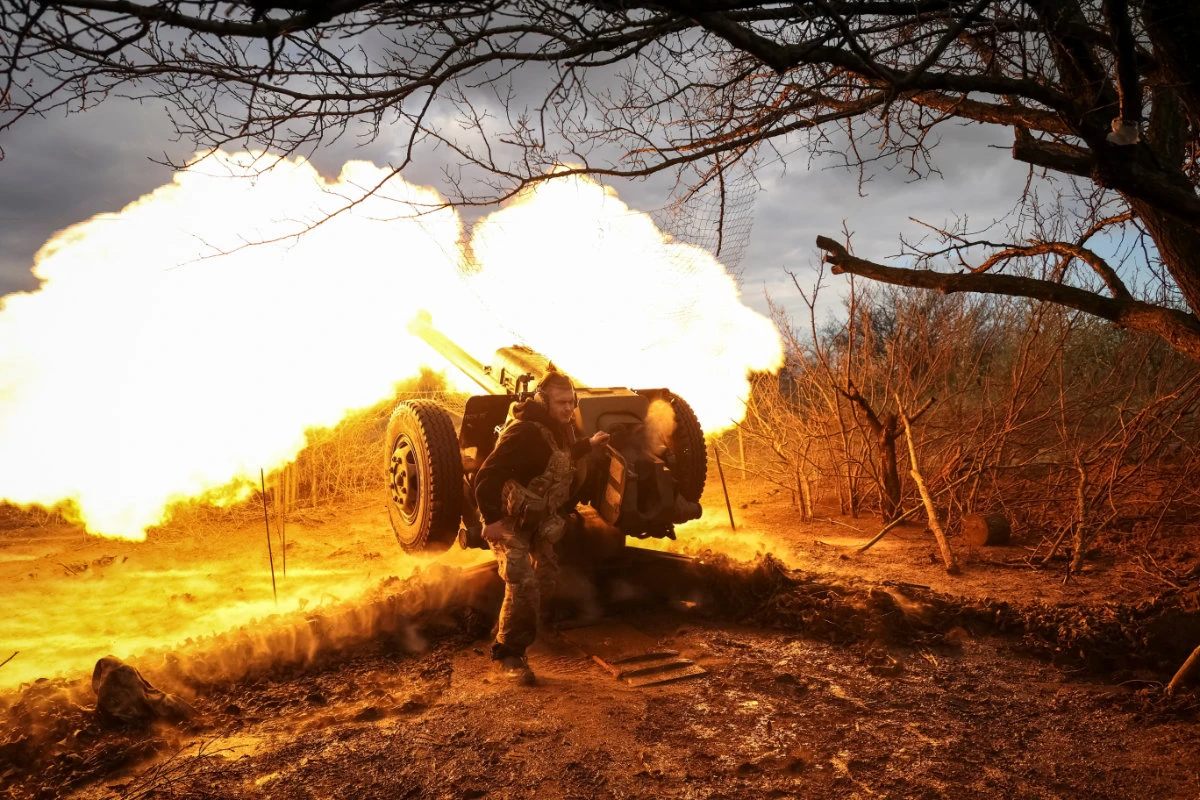 Ukrainian troops in Bakhmut fire a howitzer D30 toward a Russian position on April 23, 2023. (REUTERS/Sofiia Gatilova)