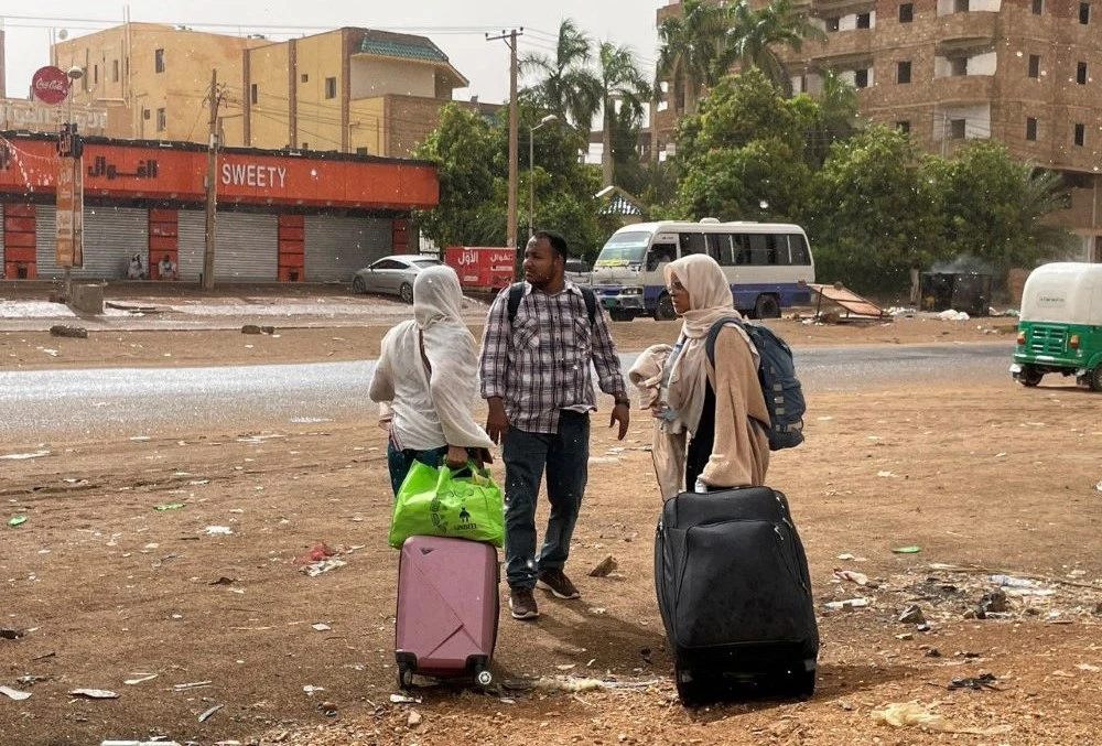 People flee clashes between the paramilitary Rapid Support Forces and the army in Khartoum, Sudan, April 24, 2023. (Reuters)