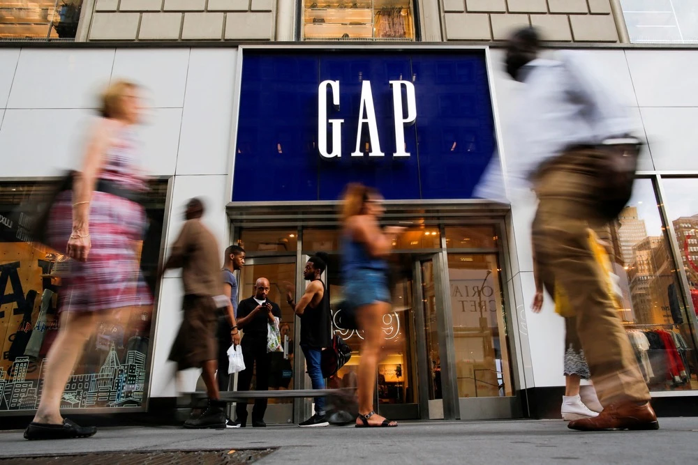 People pass by the GAP clothing retail store in Manhattan, New York. (Reuters)