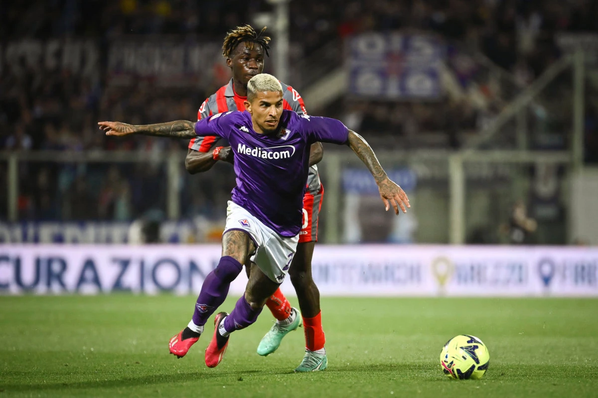 Fiorentina's Dodo, front, and Cremonese's Felix Afena Gyan battle for the ball during the Italian Cup semifinal at Artemio Franchi Stadium, Florence, Italy, on Thursday. (AP)
