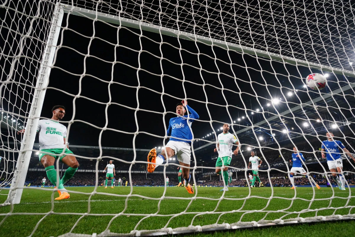 Newcastle's Jacob Murphy, left, scores his side's fourth goal during the English Premier League match between Everton and Newcastle United at the Goodison Park stadium in Liverpool, England, Thursday. (AP)
