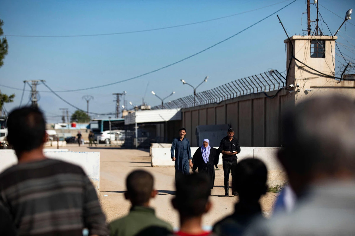 A Daesh supporter is fetched by relatives from the Kurdish-run Alaya prison in Qamishli, Syria, on April 16, 2023. (AFP)
