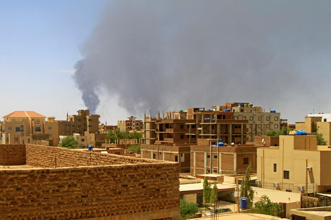 Smoke billows over residential buildings in Khartoum on May 1, 2023 as deadly clashes between rival generals' forces have entered their third week. The top United Nations humanitarian official is heading to the Sudan region due to the "rapidly deteriorating humanitarian crisis" in the conflict-racked country, the UN chief said. (Photo by AFP)