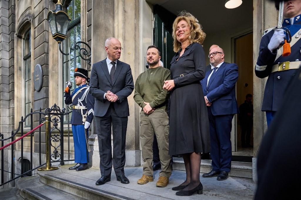 Ukrainian President Volodymyr Zelensky (C) poses next to Dutch Senate president Jan Anthonie Bruijn (L) and Dutch House of Representatives president Vera Bergkamp as he arrives for a meeting with members of the Senate and the House of Representatives, in The Hague (AFP)