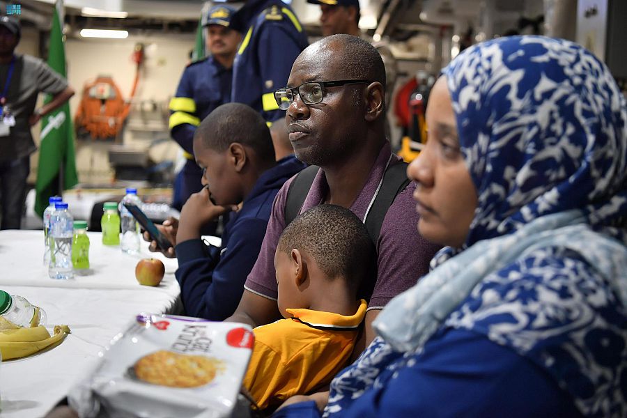 Evacuees fleeing conflict in Sudan are offered food and drink. (SPA)