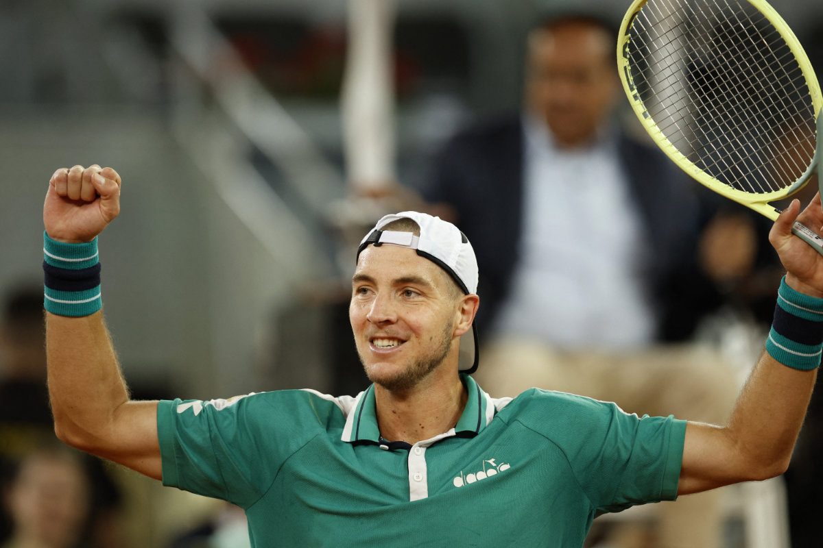 Struff stuns Tsitsipas in Madrid; Swiatek to face Sabalenka