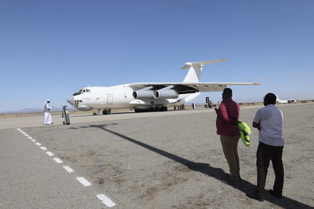 Aid flight from UAE and Qatar arrived to Sudan port. (AFP)