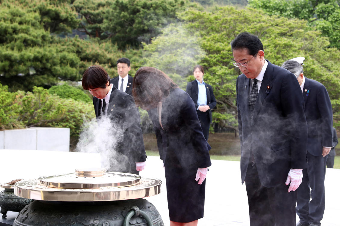 Japanese Prime Minister Fumio Kishida and his wife Yuko pay a silent tribute during a visit to National Cemetery in Seoul, South Korea. (REUTERS)