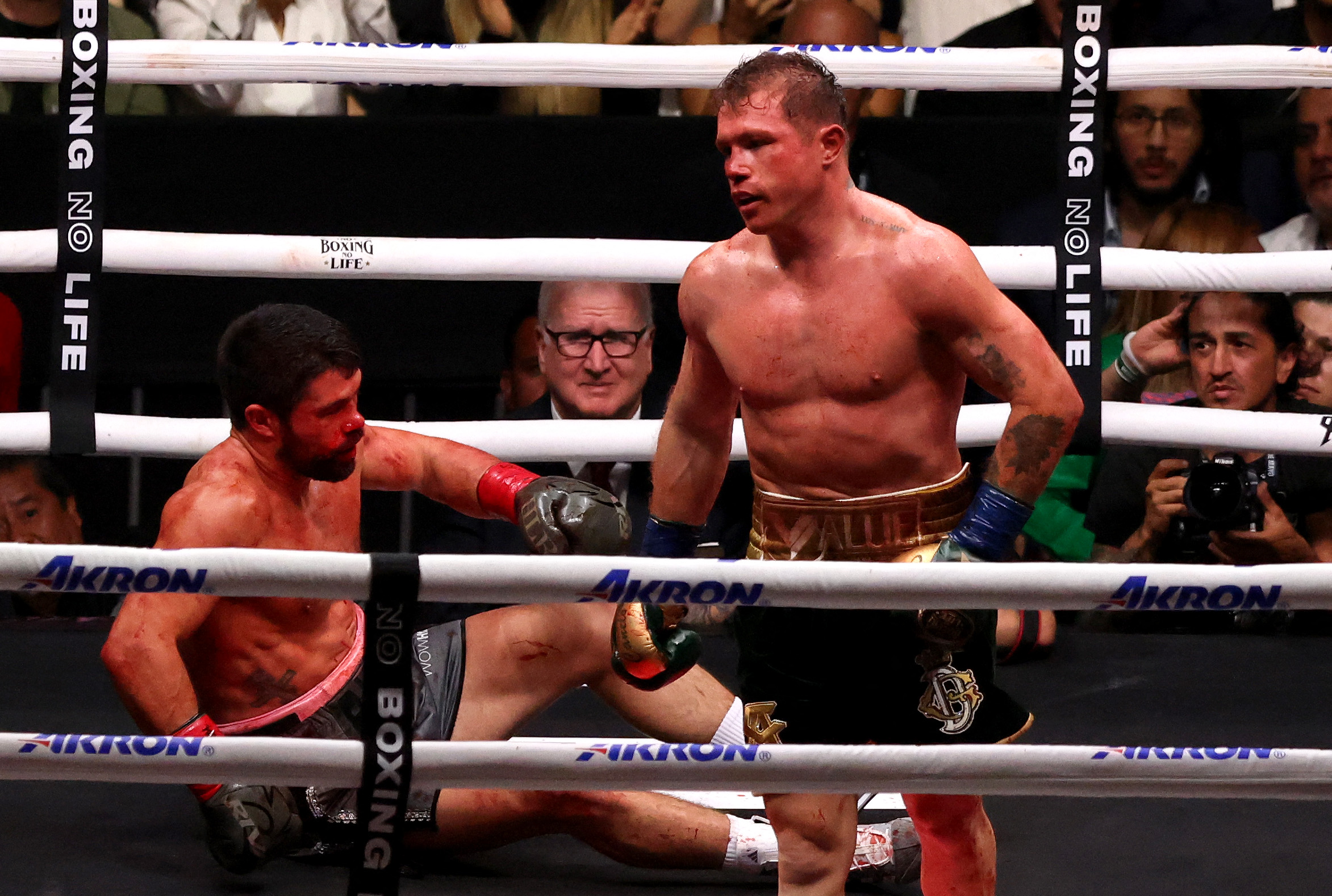 Canelo Alvarez batters Ryder to retain undisputed super middleweight crown