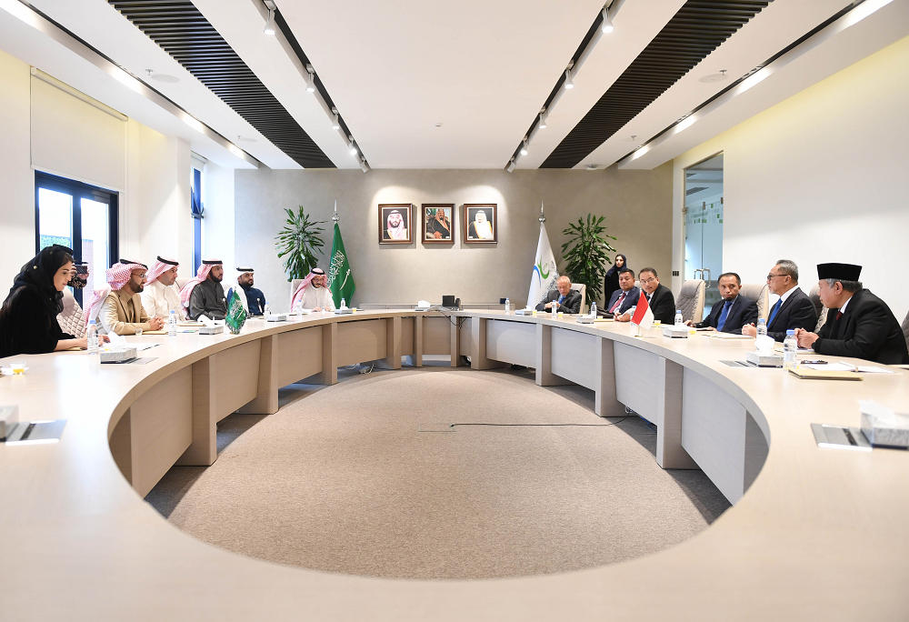 SFDA CEO Hisham bin Saad Al-Jadhey meets with Indonesian Trade Minister Zulkifli Hasan as the country hopes to boost its food exports to Saudi Arabia. (File/SFDA)