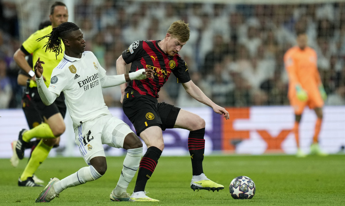 Real Madrid's Eduardo Camavinga, left, duels for the ball with Manchester City's Kevin De Bruyne during the Champions League semifinal first leg soccer match between Real Madrid and Manchester City at the Santiago Bernabeu stadium in Madrid on Tuesday. (AP)