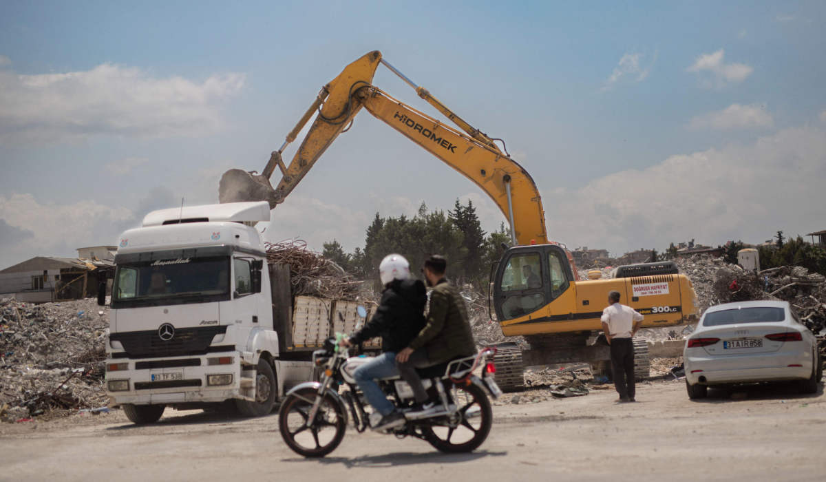 A excavator loads rubble onto a truck on a street in Antakya, on May 13, 2023, ahead of presidential and legislative elections on May 14, that could end President Recep Tayyip Erdogan's 21-year rule. (AFP)
