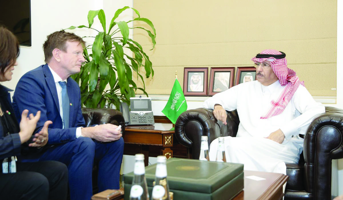 Dr. Sami Al-Saleh receives Thomas Lid Ball in Riyadh. (Supplied)