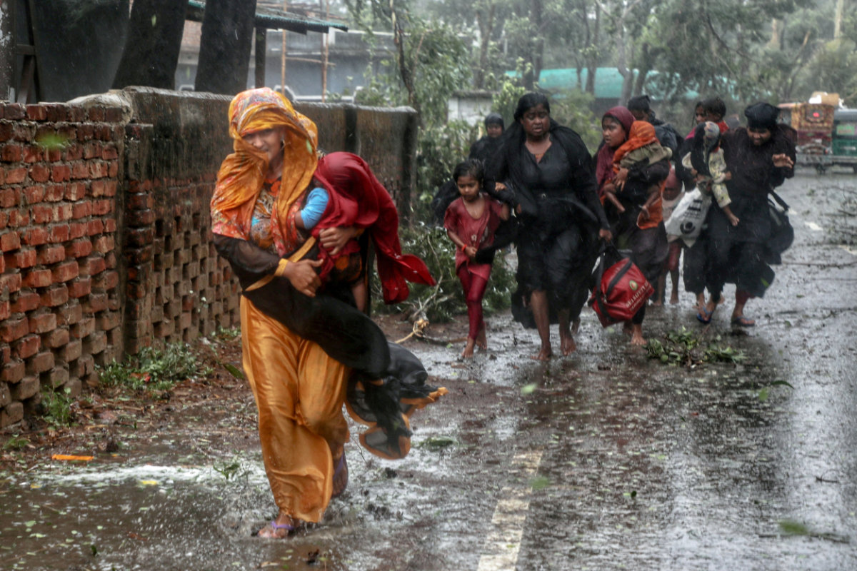 People evacuate to the nearest cyclone shelter at Shah Porir Dwip during the landfall of cyclone Mocha in Teknaf, Bangladesh, on May 14, 2023. (REUTERS/Jibon Ahmed)