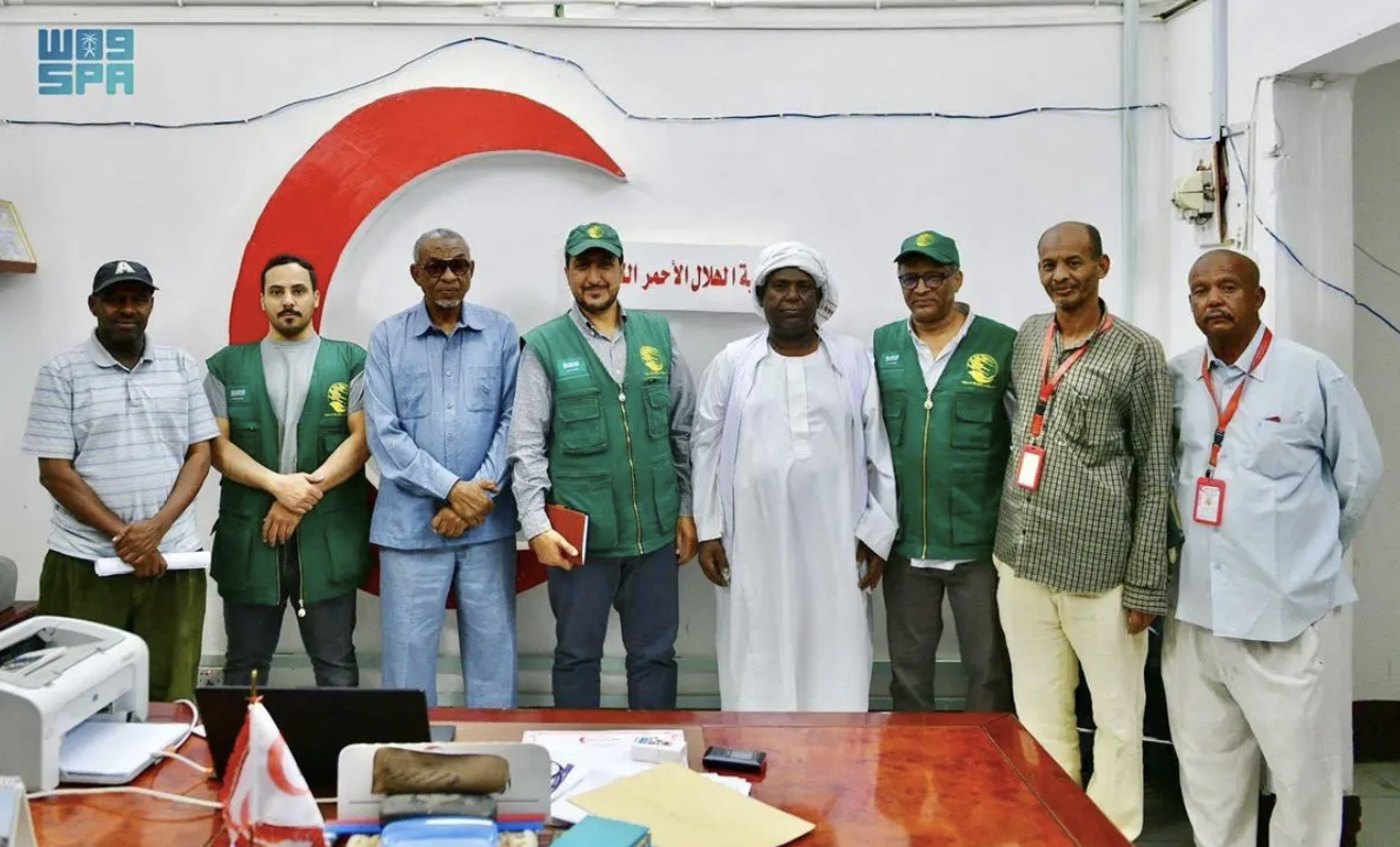 The KSrelief team in Port Sudan meets with the president of the Sudanese Red Crescent Society Dr. Khalil Sarbel on Monday. (SPA)